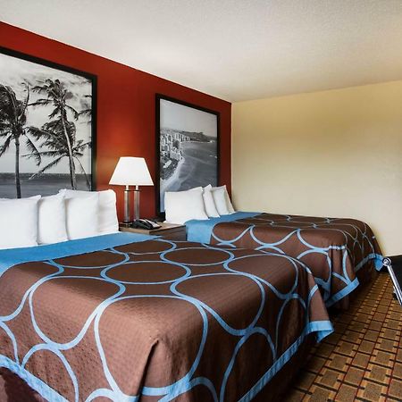 Super 8 By Wyndham Chester/Richmond Area Bagian luar foto