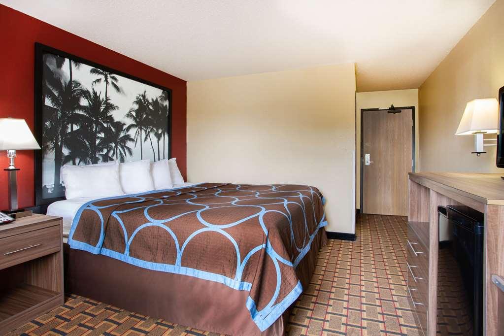 Super 8 By Wyndham Chester/Richmond Area Bagian luar foto