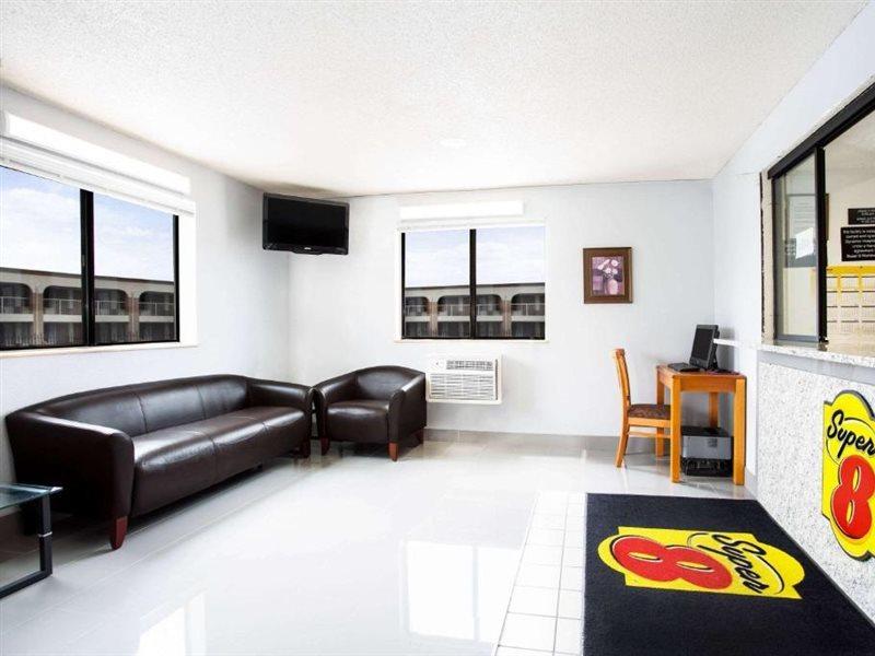 Super 8 By Wyndham Chester/Richmond Area Bagian luar foto