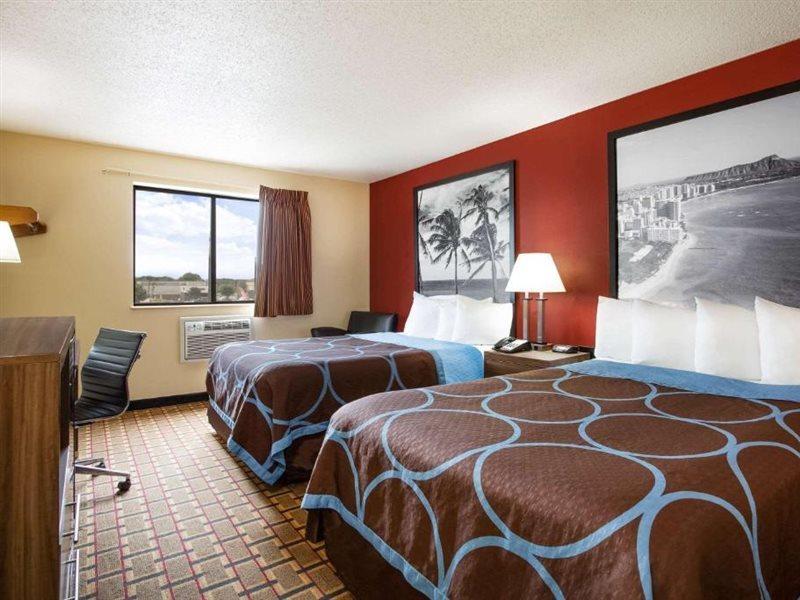 Super 8 By Wyndham Chester/Richmond Area Bagian luar foto