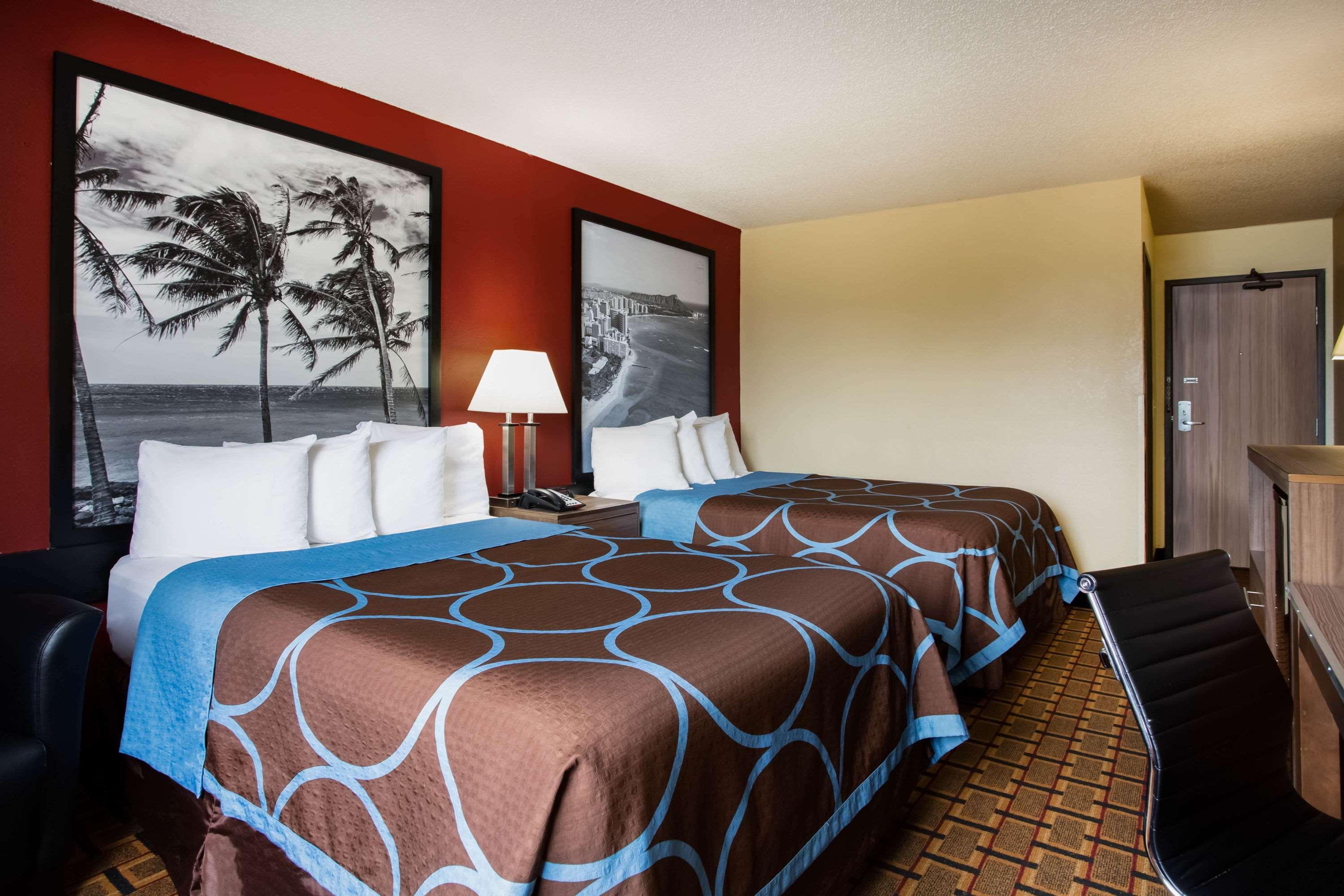 Super 8 By Wyndham Chester/Richmond Area Bagian luar foto