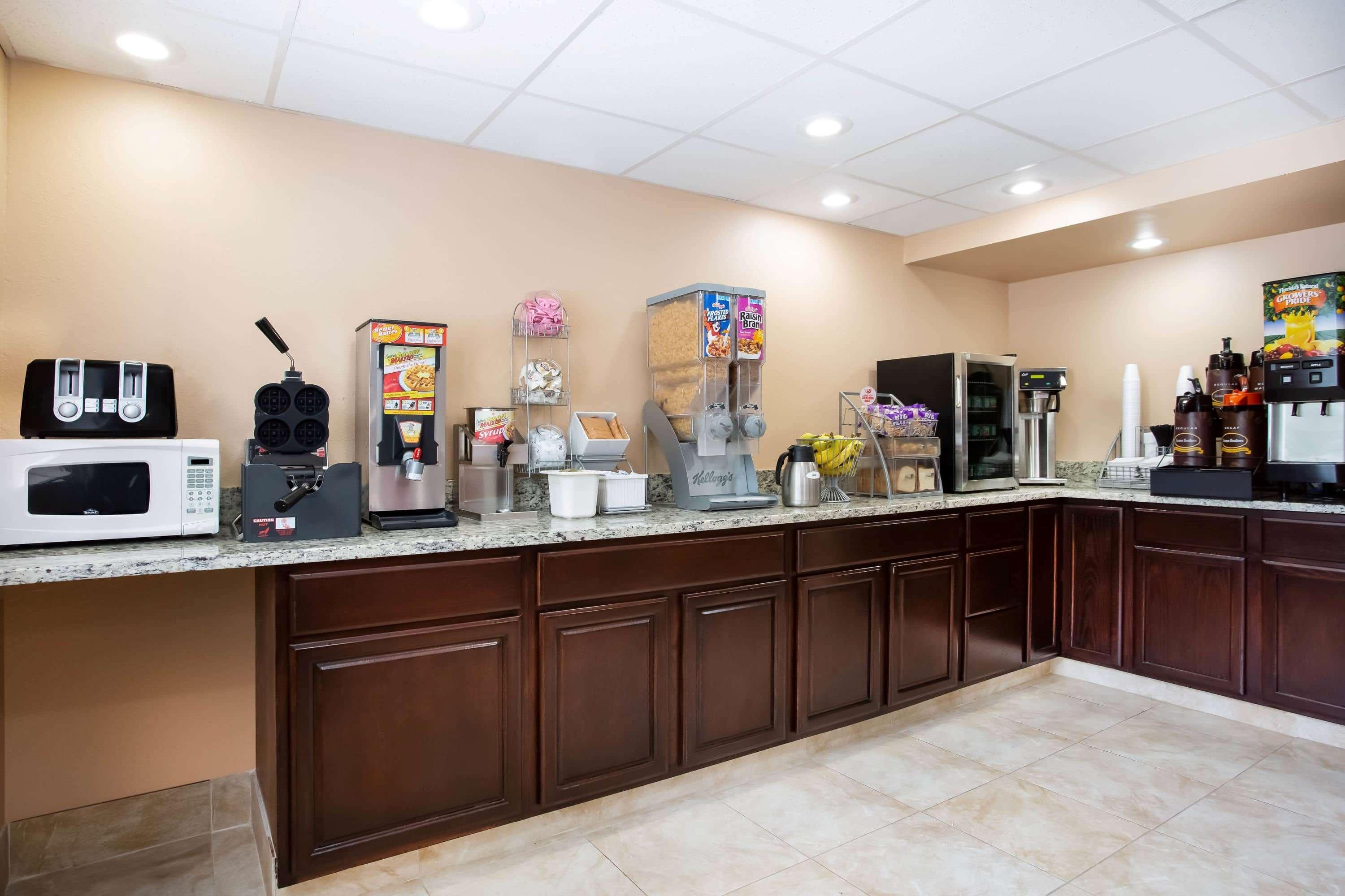 Super 8 By Wyndham Chester/Richmond Area Bagian luar foto