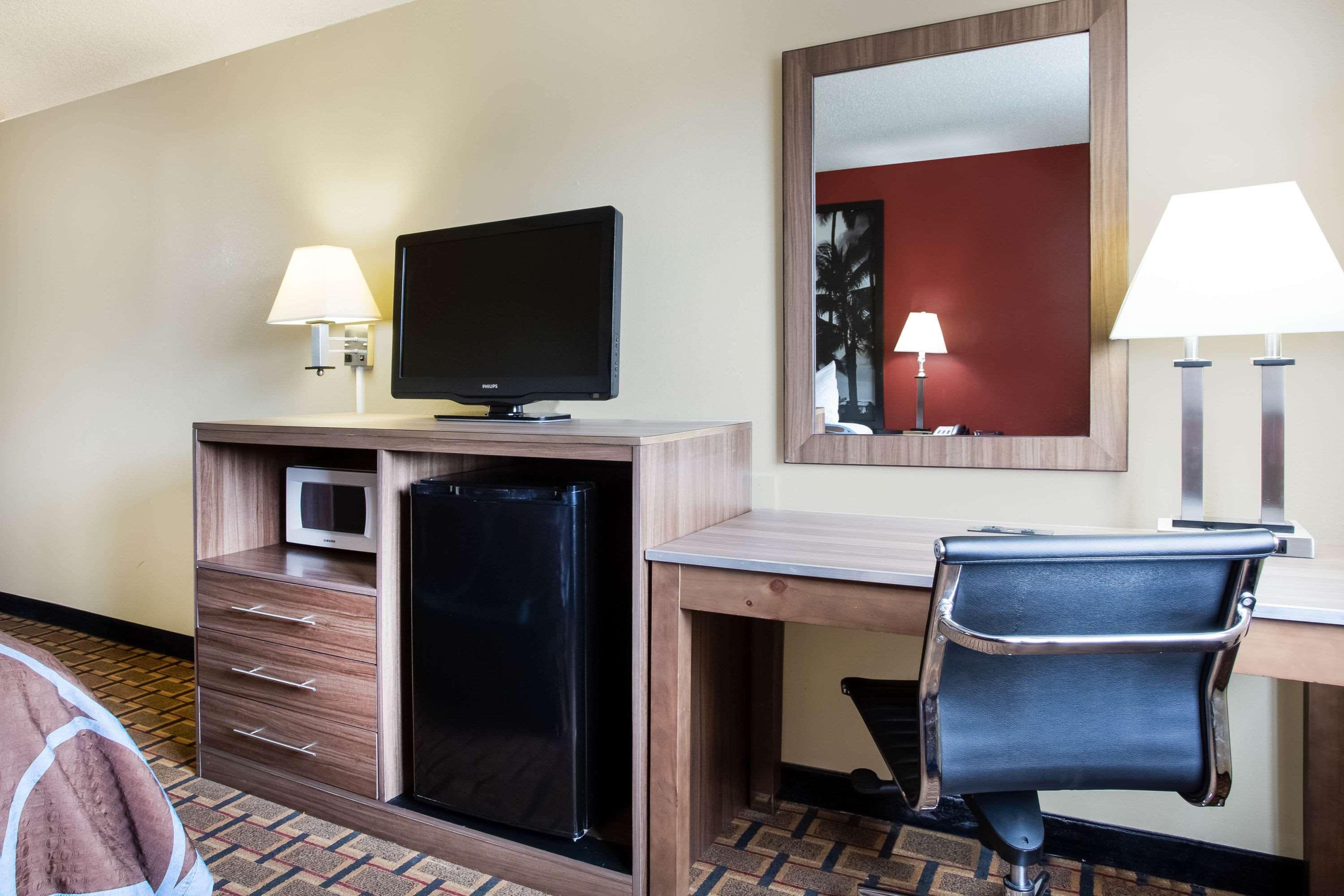 Super 8 By Wyndham Chester/Richmond Area Bagian luar foto