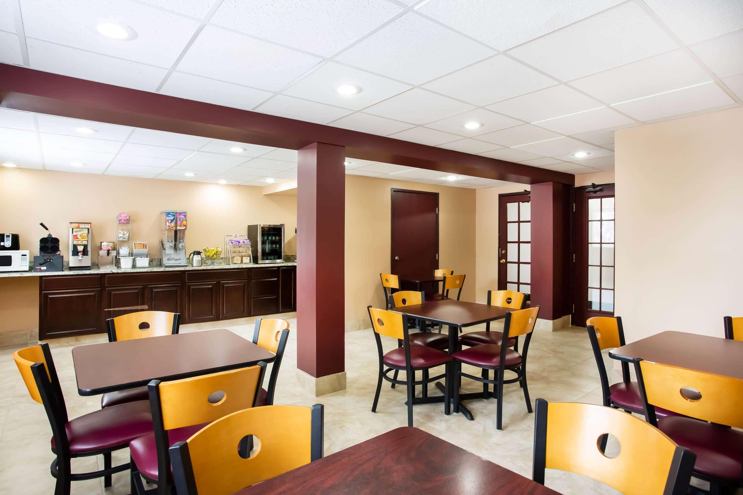 Super 8 By Wyndham Chester/Richmond Area Bagian luar foto