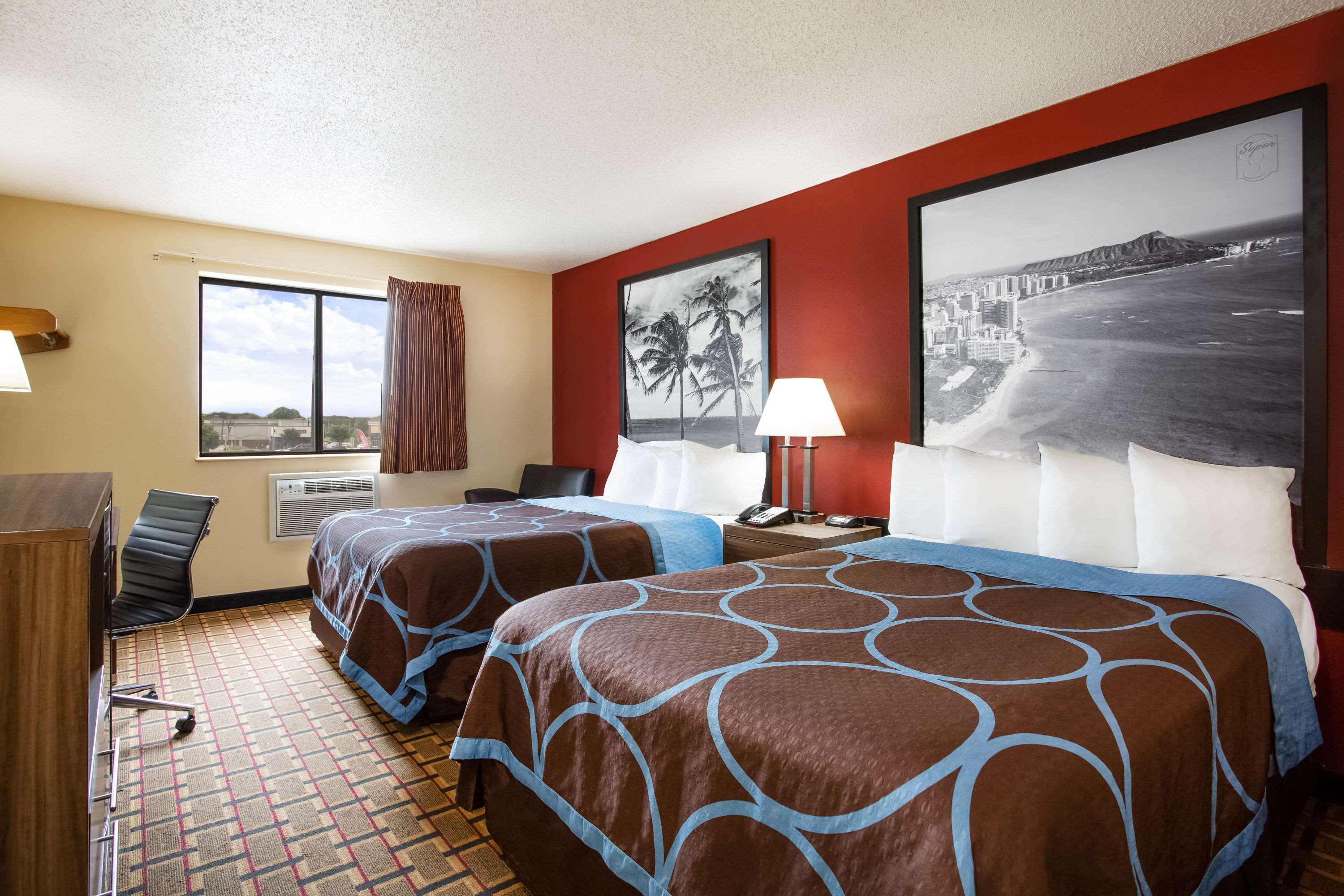 Super 8 By Wyndham Chester/Richmond Area Bagian luar foto